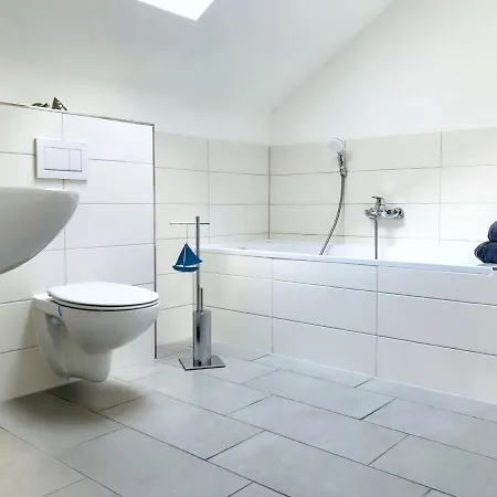 Moderne Mit Balkon, Meerblick - Ferienresidenz Zwei Boddenfewo 1-5 * Lietzow